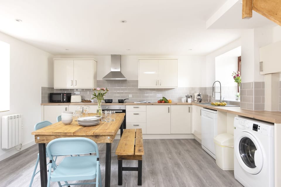 Kitchen, Dining Table, Washing Machine-Aval Dor Barn