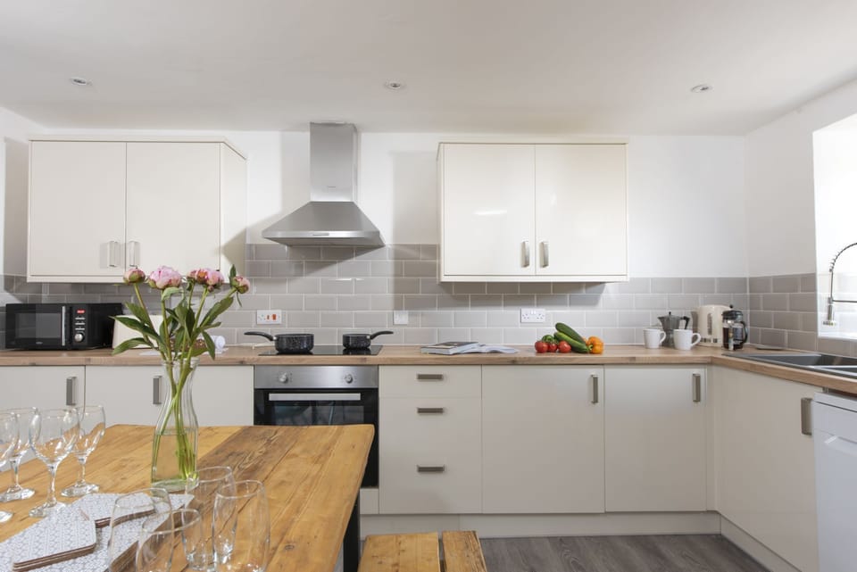 Oven, Extractor, Dining Table-Aval Dor Barn