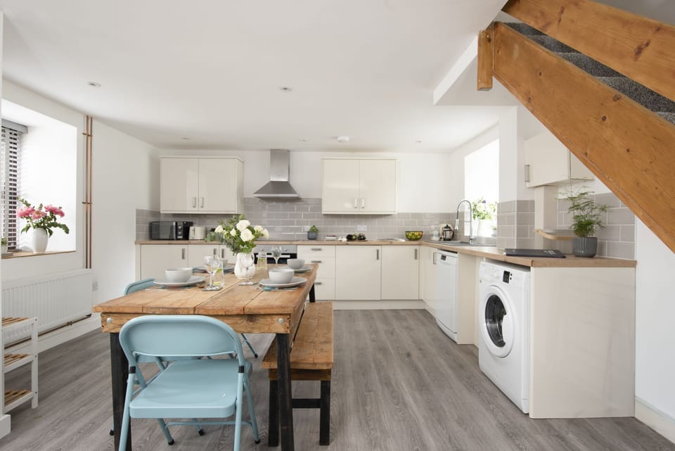 Open plan dining and kitchen space - Aval Dor Barn