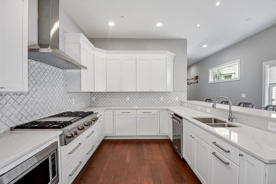 Gourmet kitchen - Viking cooktop