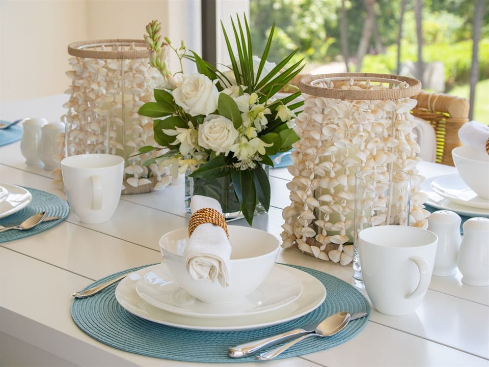 Full-Service Dinnerware Artwork and Decor Throughout Blue Ocean Suite H401