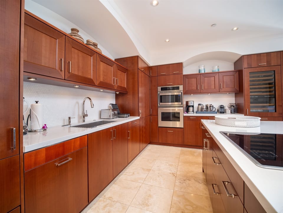 Blue Ocean Suite H401 | Dining and Gourmet-Style Kitchen with Bar Seating