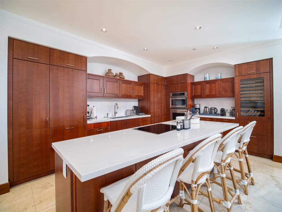 Blue Ocean Suite H401 | Dining and Gourmet-Style Kitchen with Bar Seating