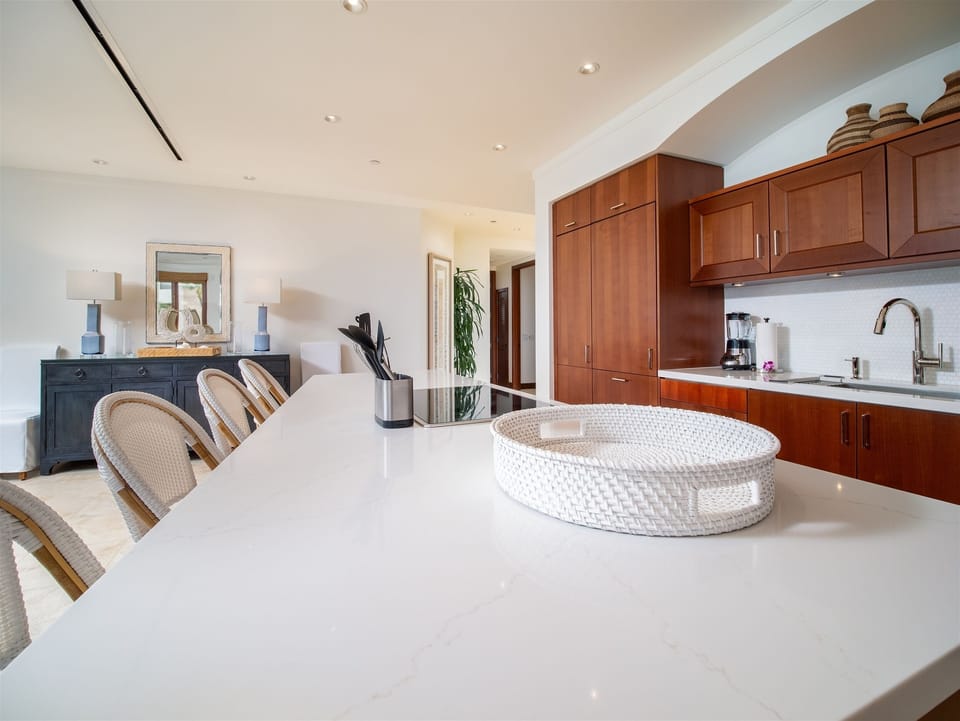 Blue Ocean Suite H401 | Dining and Gourmet-Style Kitchen with Bar Seating