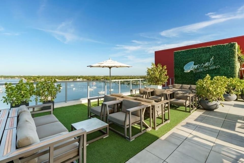 Disfruta de una amplia piscina, jacuzzi, y un bar para relajarte con estilo. Juega al ajedrez gigante, toma el sol en tumbonas, y relájate en cómodos espacios de descanso, todo mientras suena música ambiental para completar la experiencia.