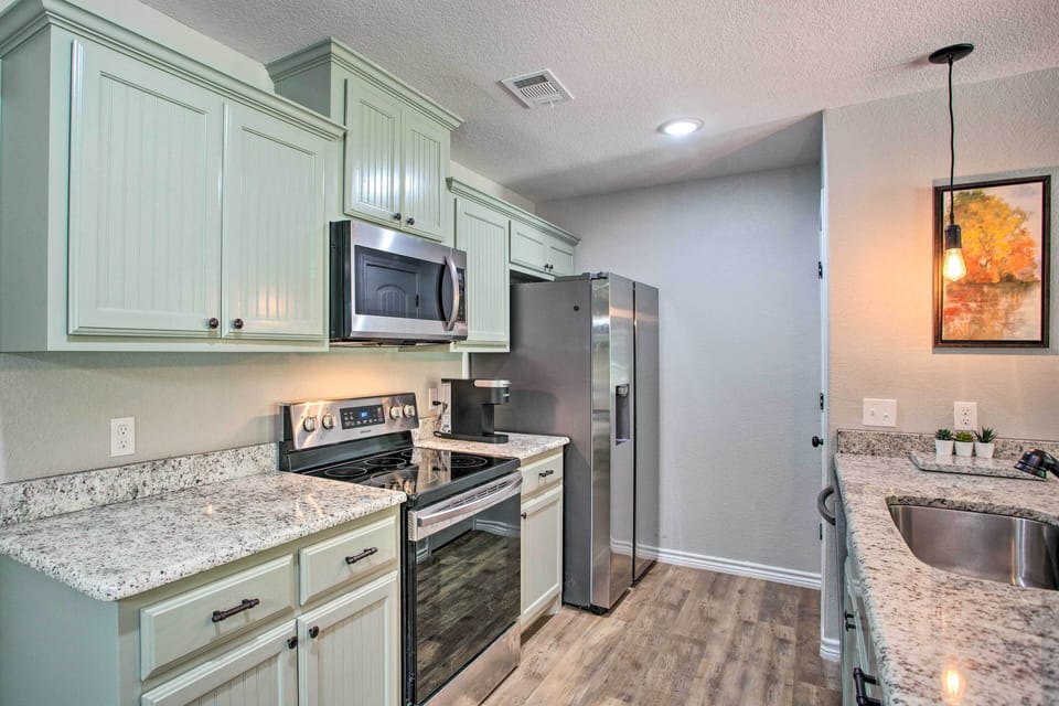Kitchen | Dishware Provided | Keurig Coffee Maker
