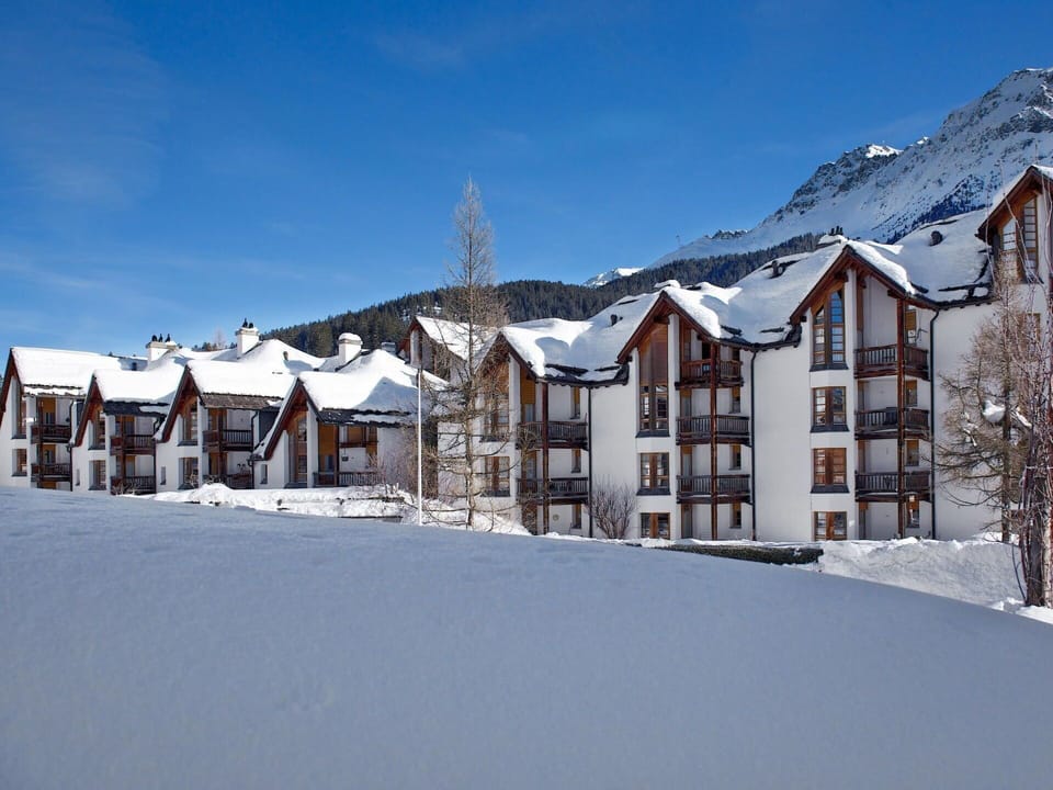 Sky, Building, Snow, Mountain, Cloud, Tree, Slope, House, Window, Mountainous Landforms