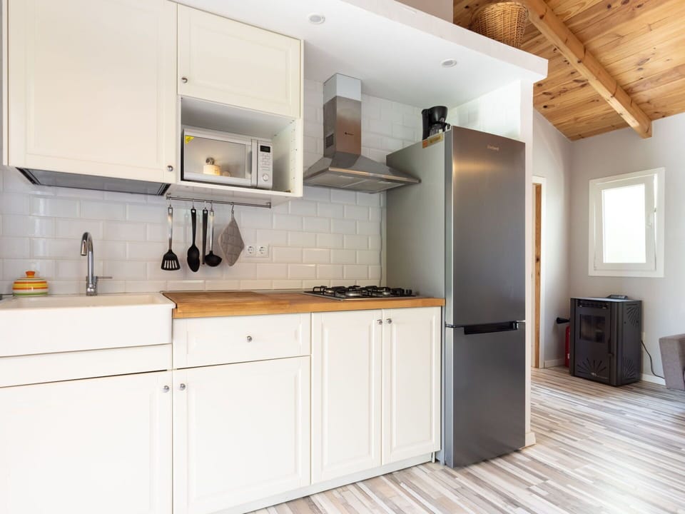 Cabinetry, Kitchen Sink, Sink, Countertop, Property, Furniture, Building, Tap, Wood, Kitchen