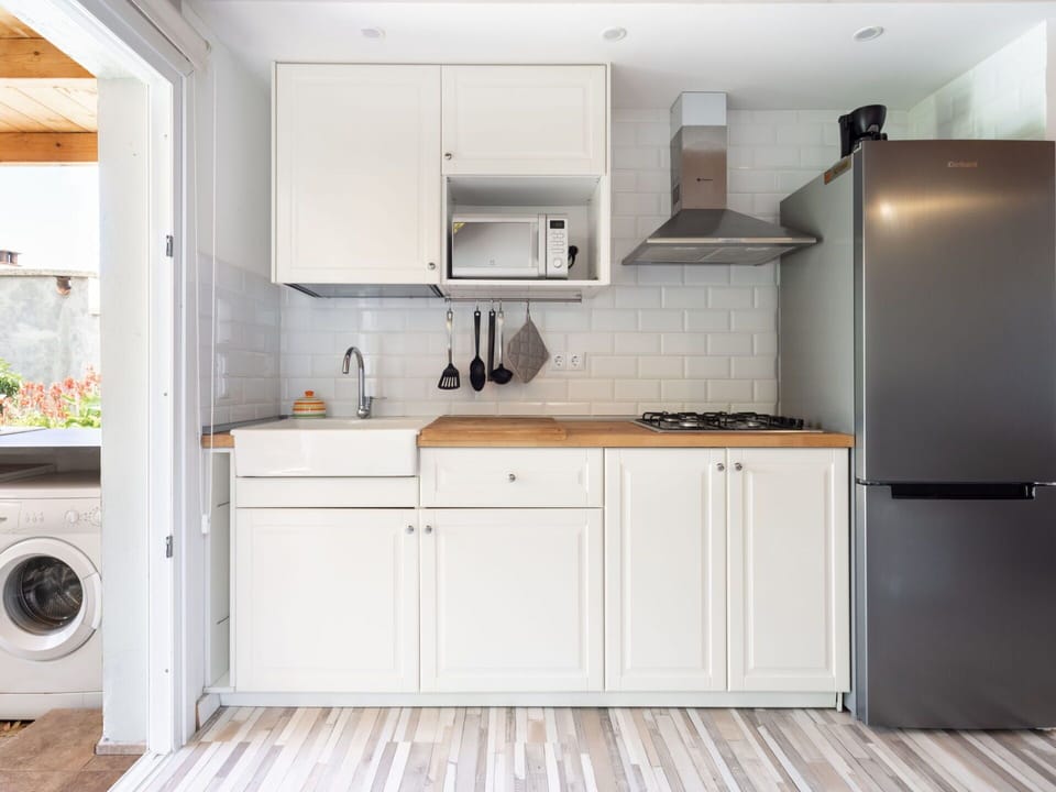 Cabinetry, Countertop, Property, White, Kitchen Stove, Kitchen, Kitchen Appliance, Building, Home Appliance, Interior Design