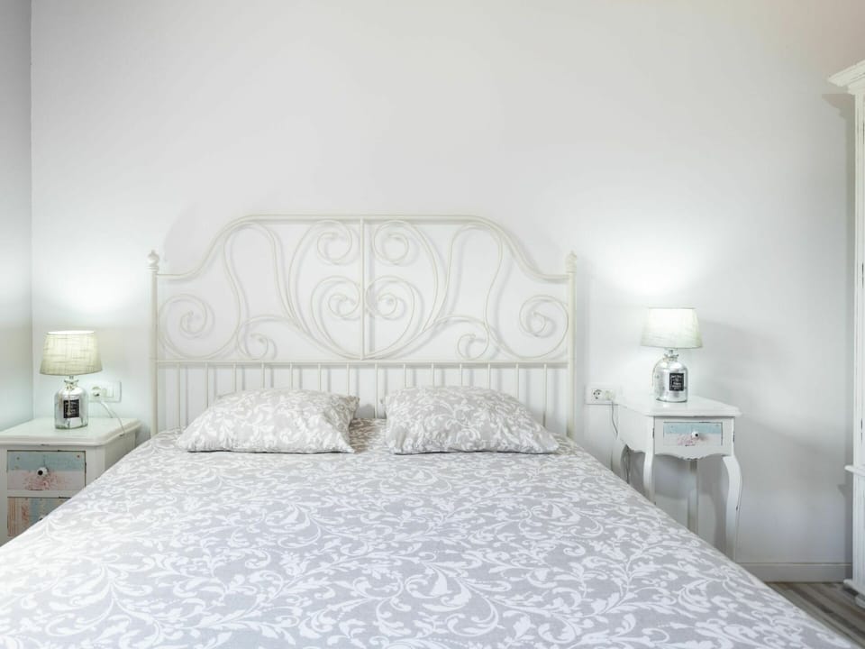 Building, Furniture, Comfort, Bed Frame, Wood, Bed, Lamp, Floor, Wall