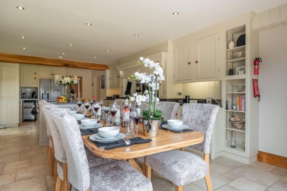 Ground floor: Light and airy open plan kitchen / dining area