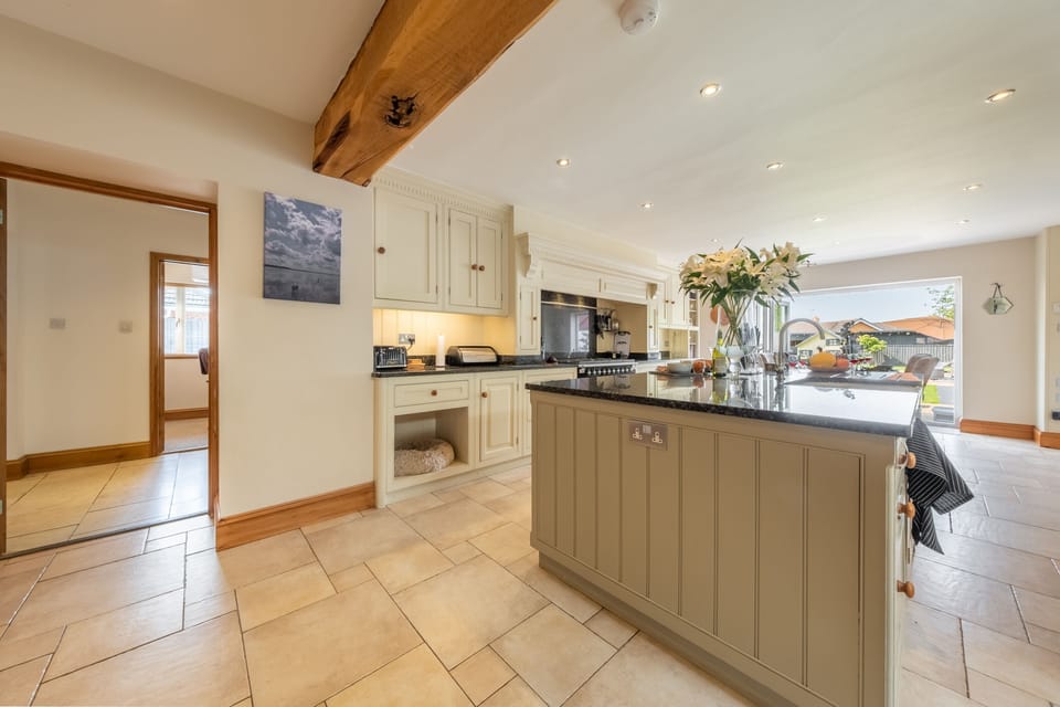 Ground floor: Guests comment that the kitchen/dining room has everything you need (and sometimes didn't even know you needed)!
