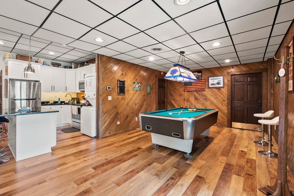 Billiards & Kitchen