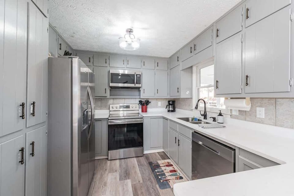 Kitchen (All Stainless Steel Appliances)
