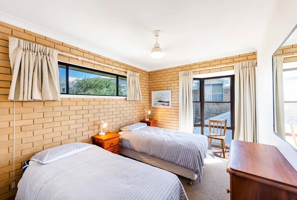 Bedroom 2 has 2 single beds