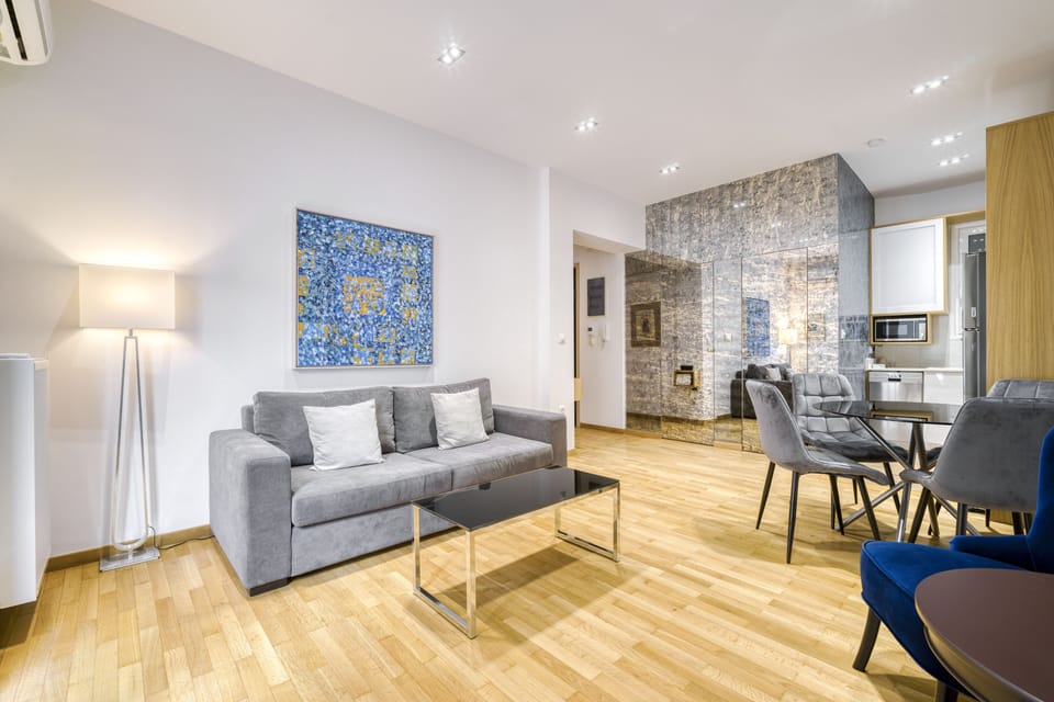 Living area with AC, smart TV with cable/Netflix, high speed Wifi, balcony.