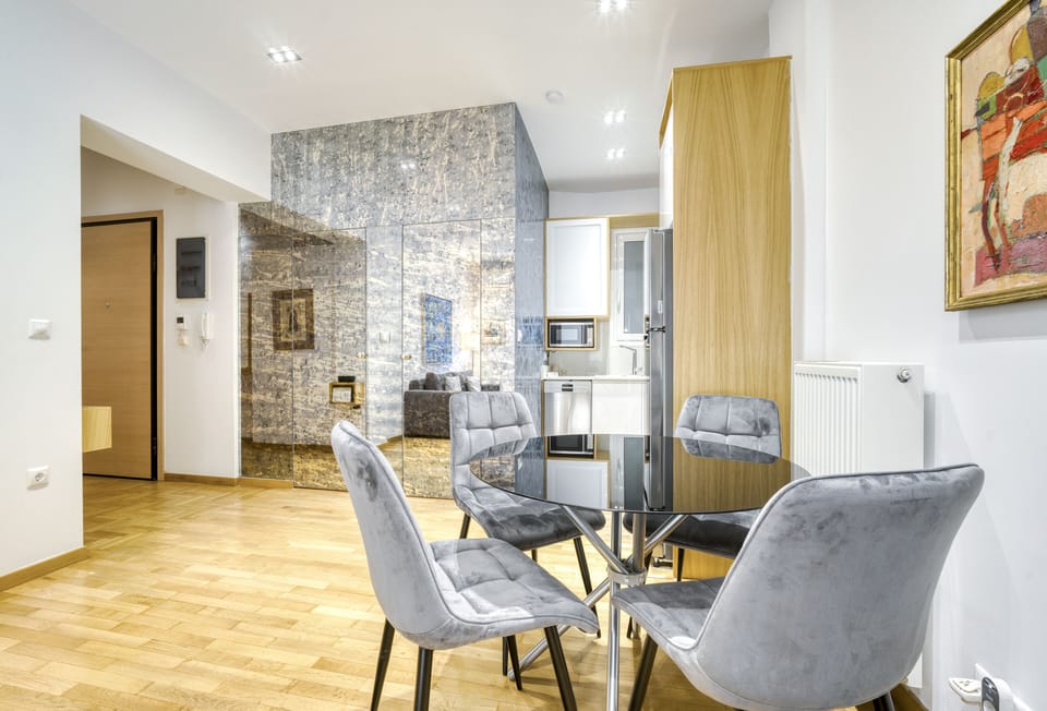 Dining area adjoining kitchen.