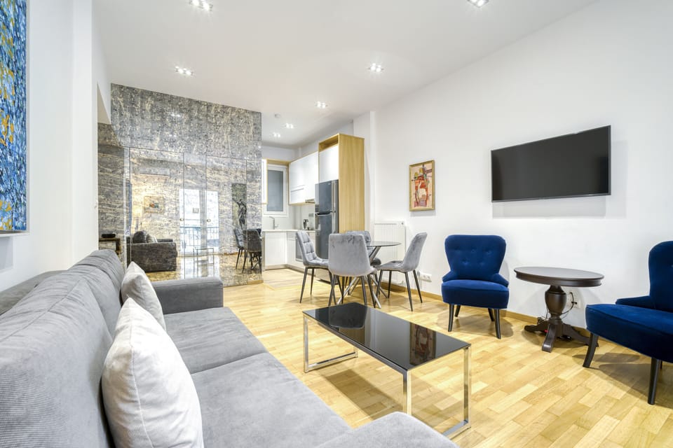 Living area with AC, smart TV with cable/Netflix, high speed Wifi, balcony.