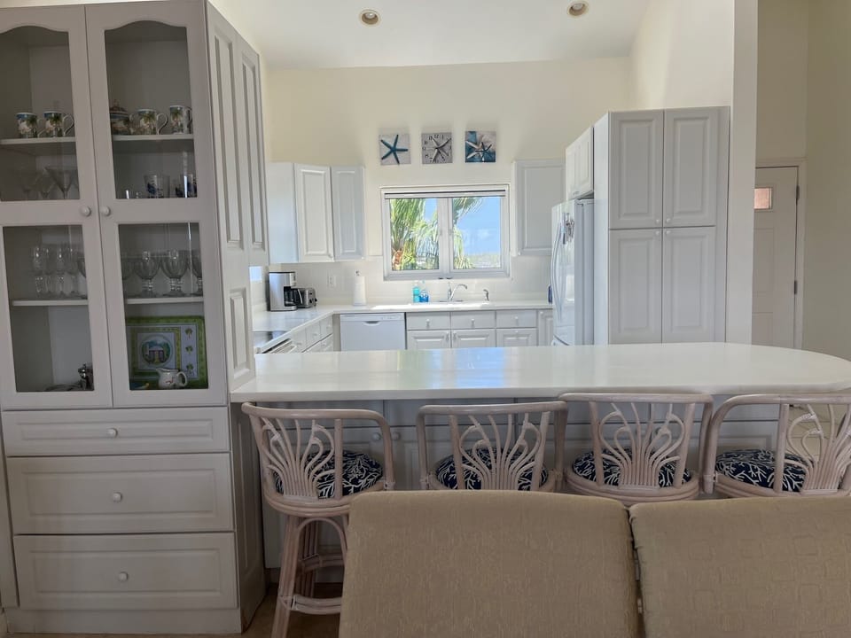Kitchen with dining peninsular for 4