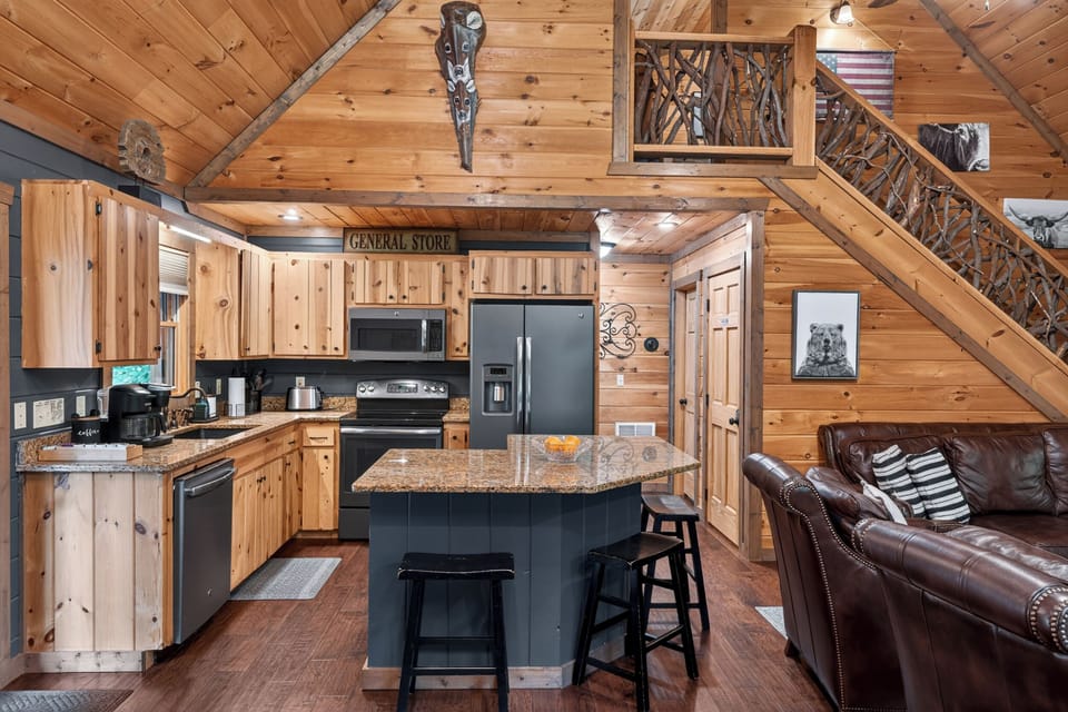 Fully Equipped Kitchen with Modern Drk Stainless Steel Appliances/Granite/Island
