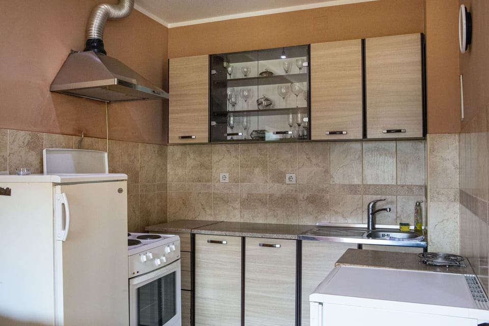 Fully equipped kitchen with fridge, stove, oven, kitchenware, etc