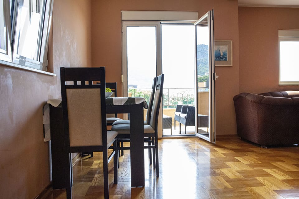 You would have an entrance to the terrace from the dining area