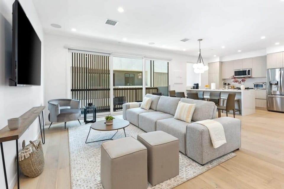 High quality furnishes throughout