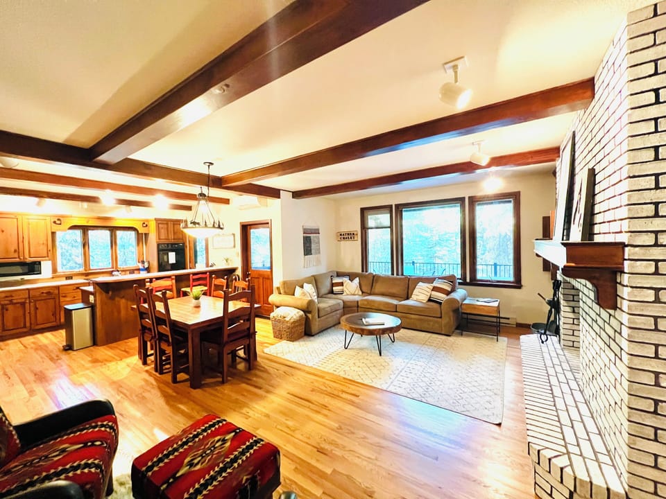 Large upstairs living/dining area