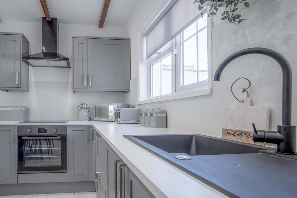 Newell Hill Cottage - 3 Bedroom Cottage - Tenby (22254)