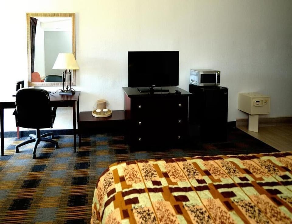 DELUXE ROOM, KING BED image 3