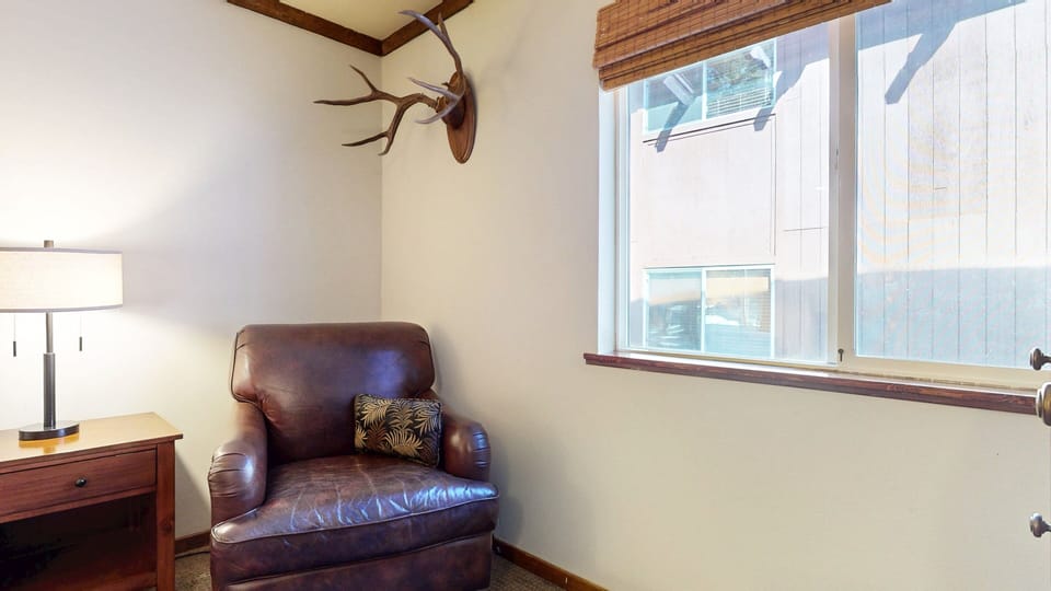 Indoors, Lamp, Building, Furniture, Living Room