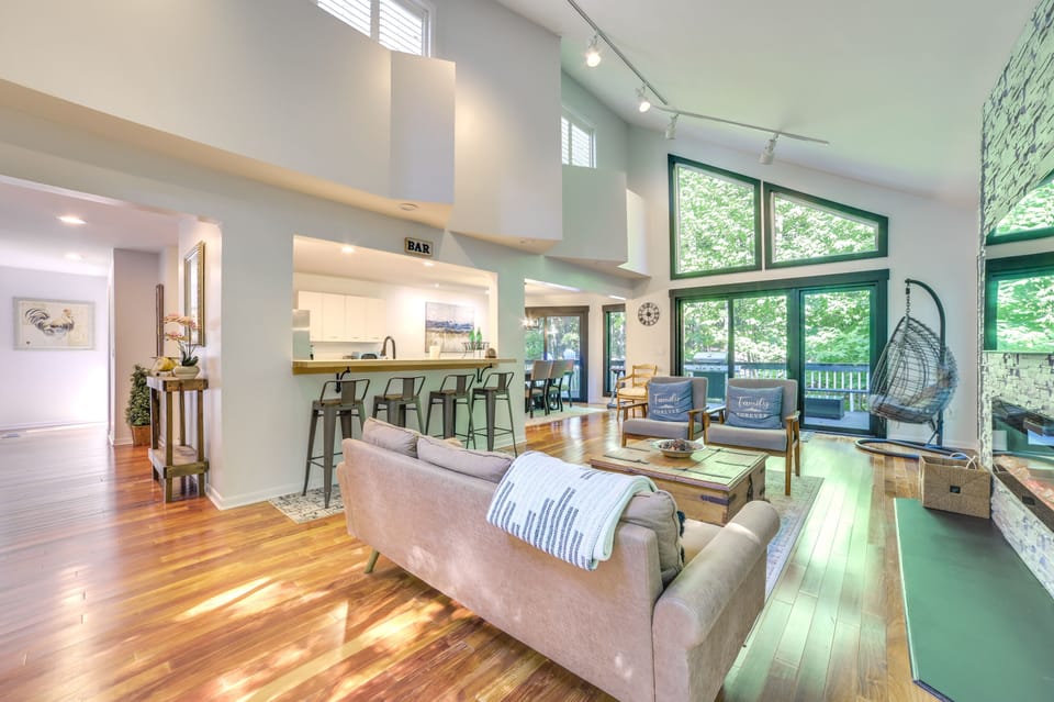 Living Room | Electric Fireplace | Free WiFi (High Speed) | Smart TV