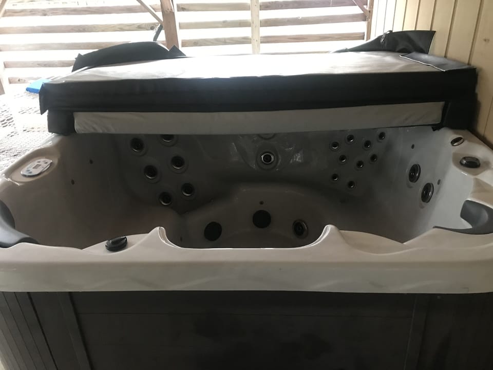 Over sized tub with deep seating