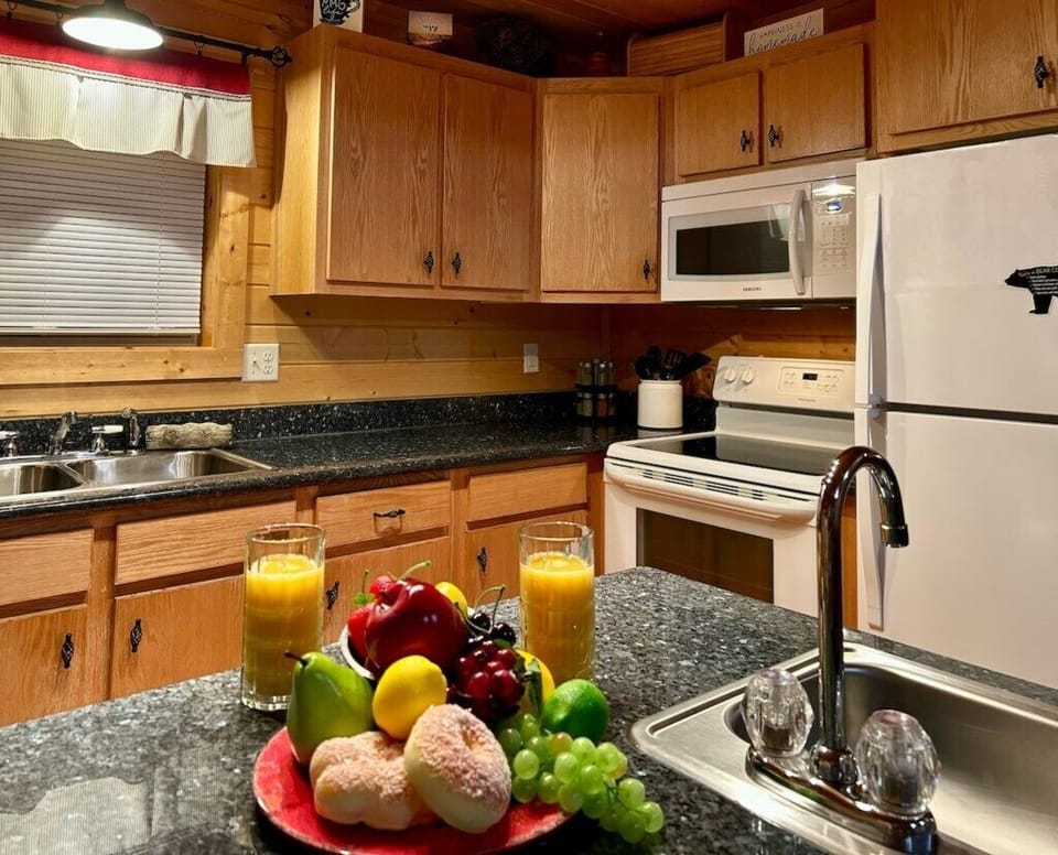 Full kitchen 