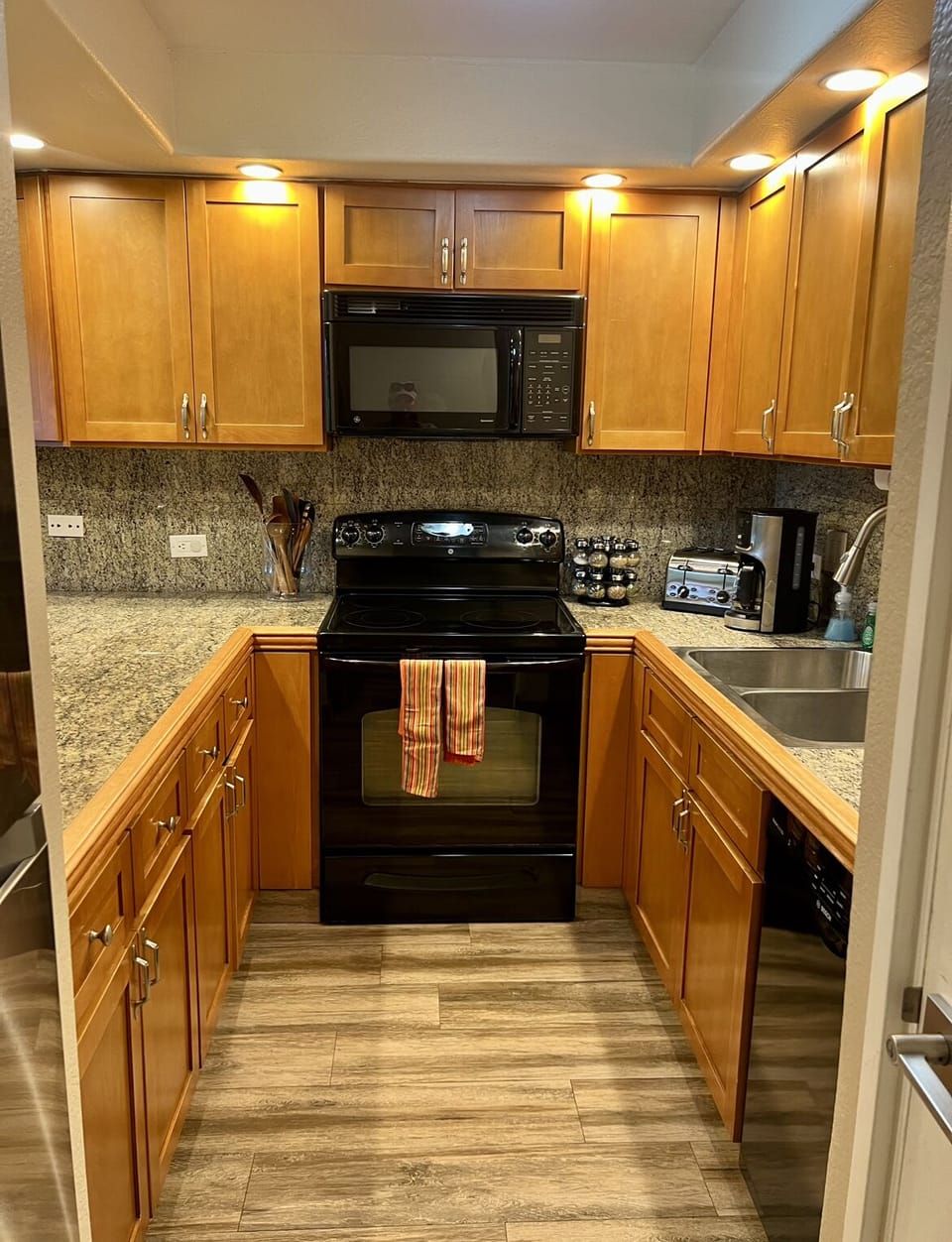 Kitchen. Oven, microwave