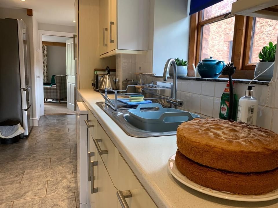 Well equipped kitchen with a homemade cake to welcome you.