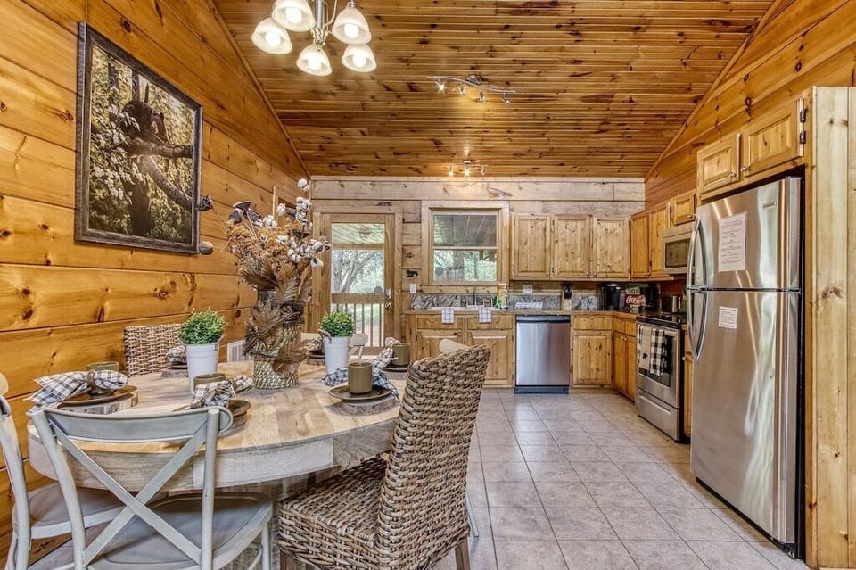 Willow Heights Lodge's inviting dining area