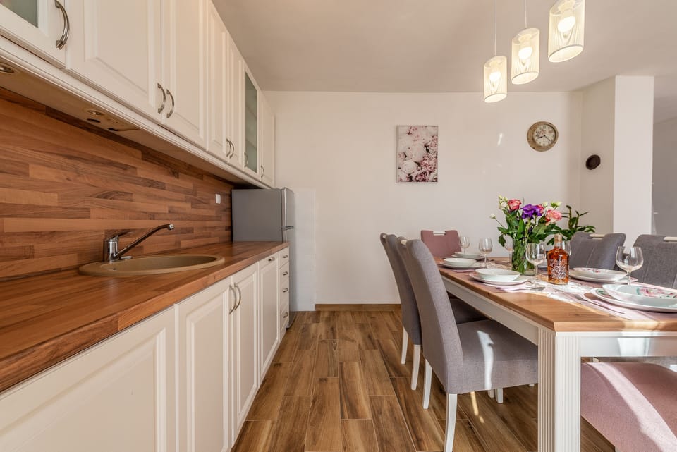 Kitchen, kitchen table with 6 chairs 