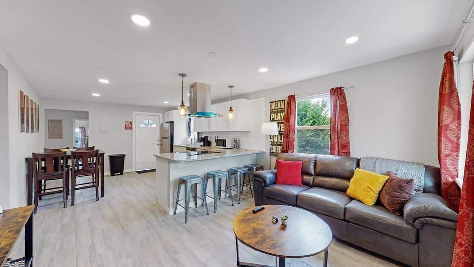 Stylish & Modern Living Room – Featuring a comfortable pull-out sofa, perfect for relaxing or accommodating extra guests.