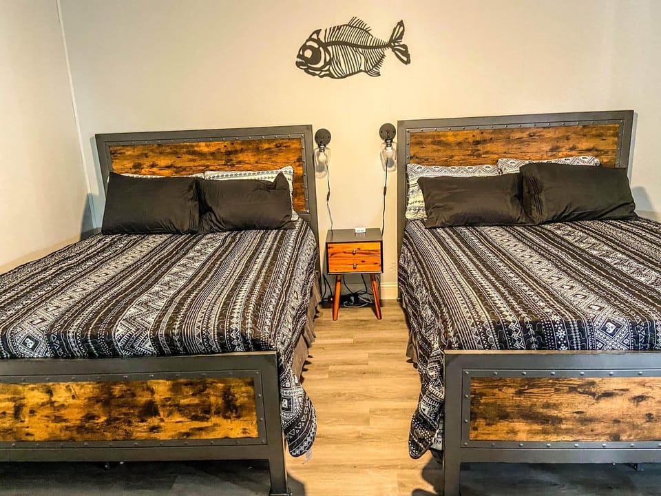 2 queen beds (1)