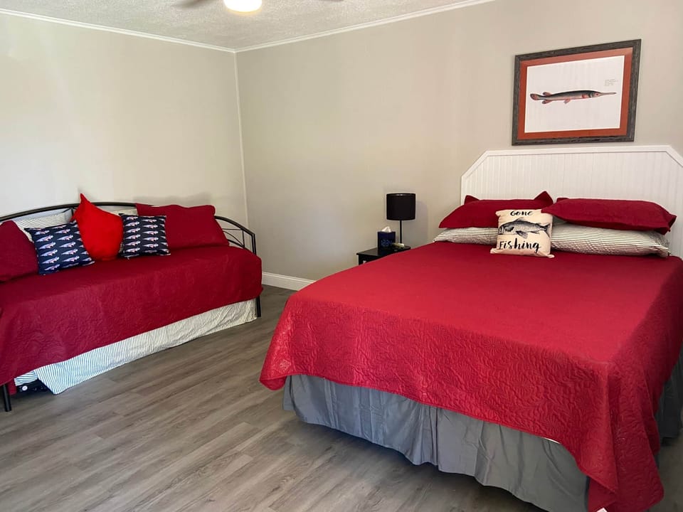 Queen bed with trundle bed(2 twin beds) sleeps 4