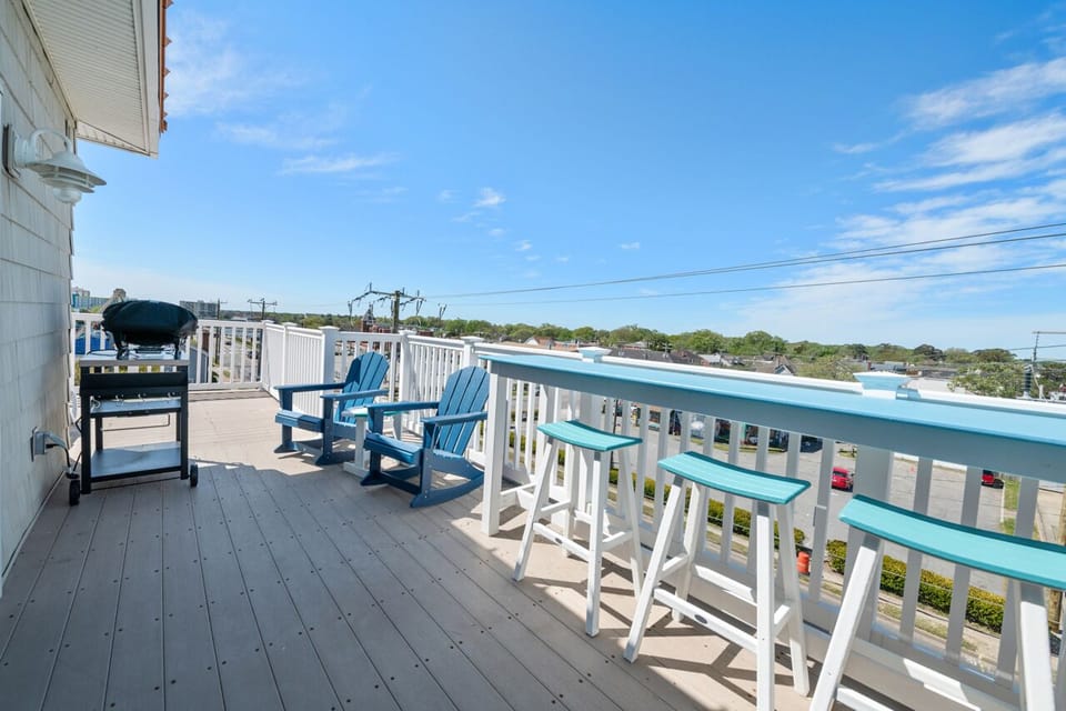 4th floor rooftop private deck