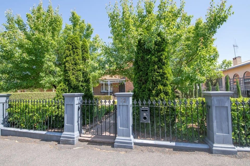 This historical home and mansion like property is located near Golfing, National Parks, Caves, Lake Canobolas and vineyards. The luxe styling respects the heritage home.