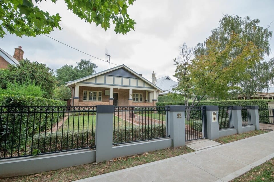 Luxe pet friendly Heritage, Historical Home near Golfing, National Parks, Caves, Lake Canobolas and vineyards.