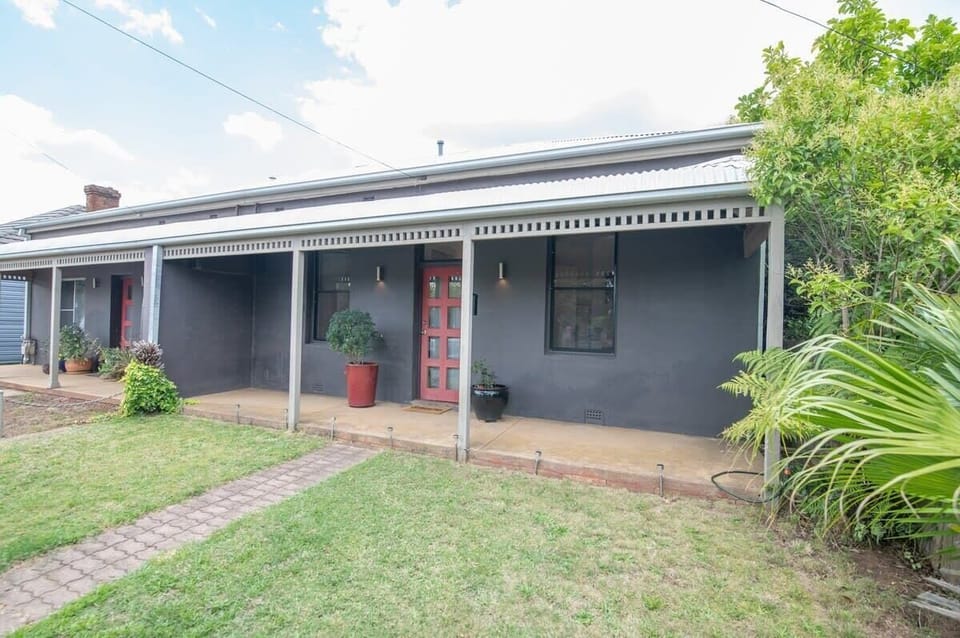 Professionally managed heritage home close to the CBD and near Golfing, National Parks, Caves, Lake Canobolas and award winning vineyards.