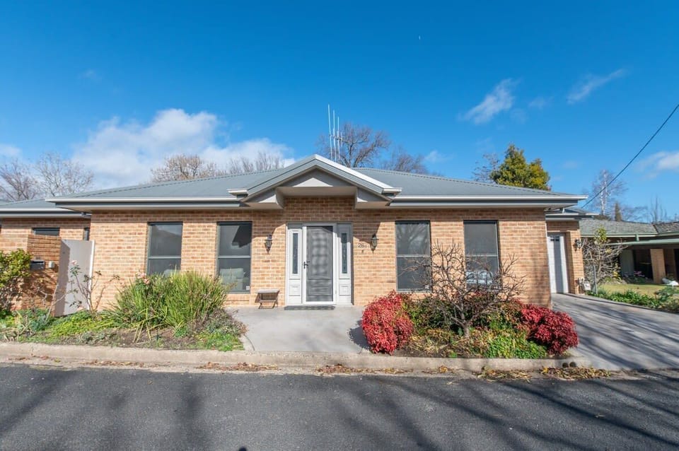 Professionally managed home in the CBD of Orange near Golfing, National Parks, Caves, Lake Canobolas and vineyards.