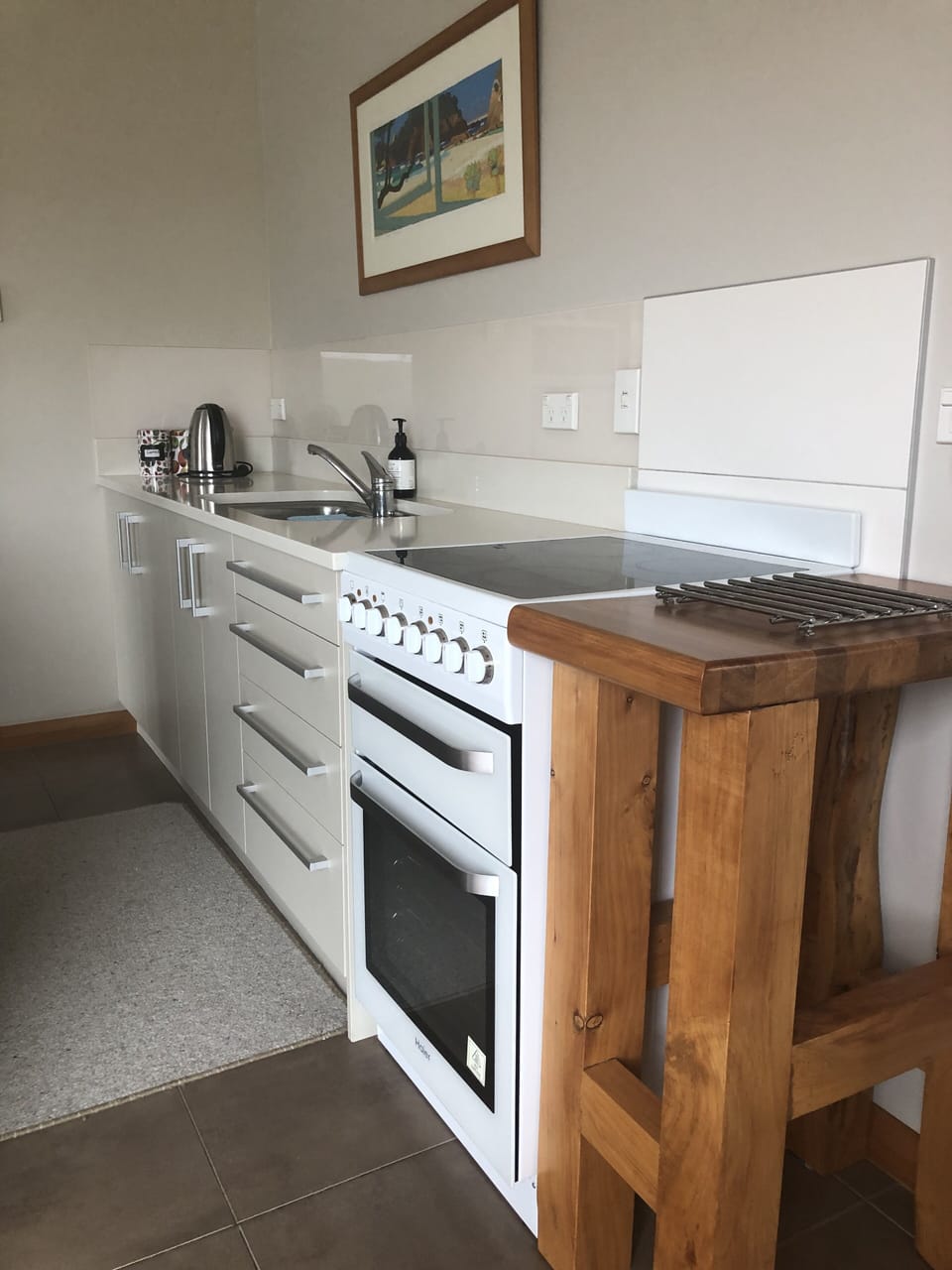 Fully equipped open plan kitchen with oven / cooker and island for casual dining