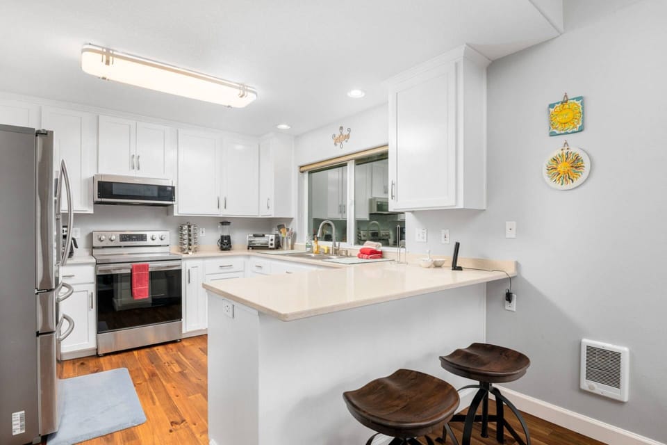 Cook delicious meals for breakfast, lunch, and dinner in this fully equipped kitchen. We suggest grabbing some seafood from a local market.