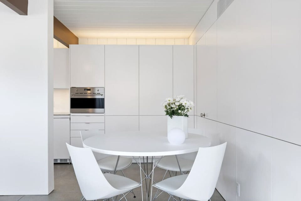 Fully equipped kitchen and dining area.