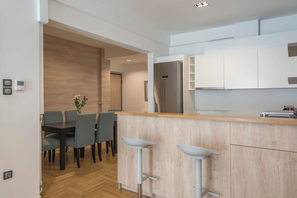 Kitchen bar seating, adjoining dining area